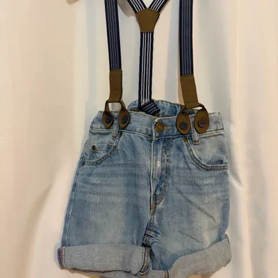 Short en jean avec bretelles 